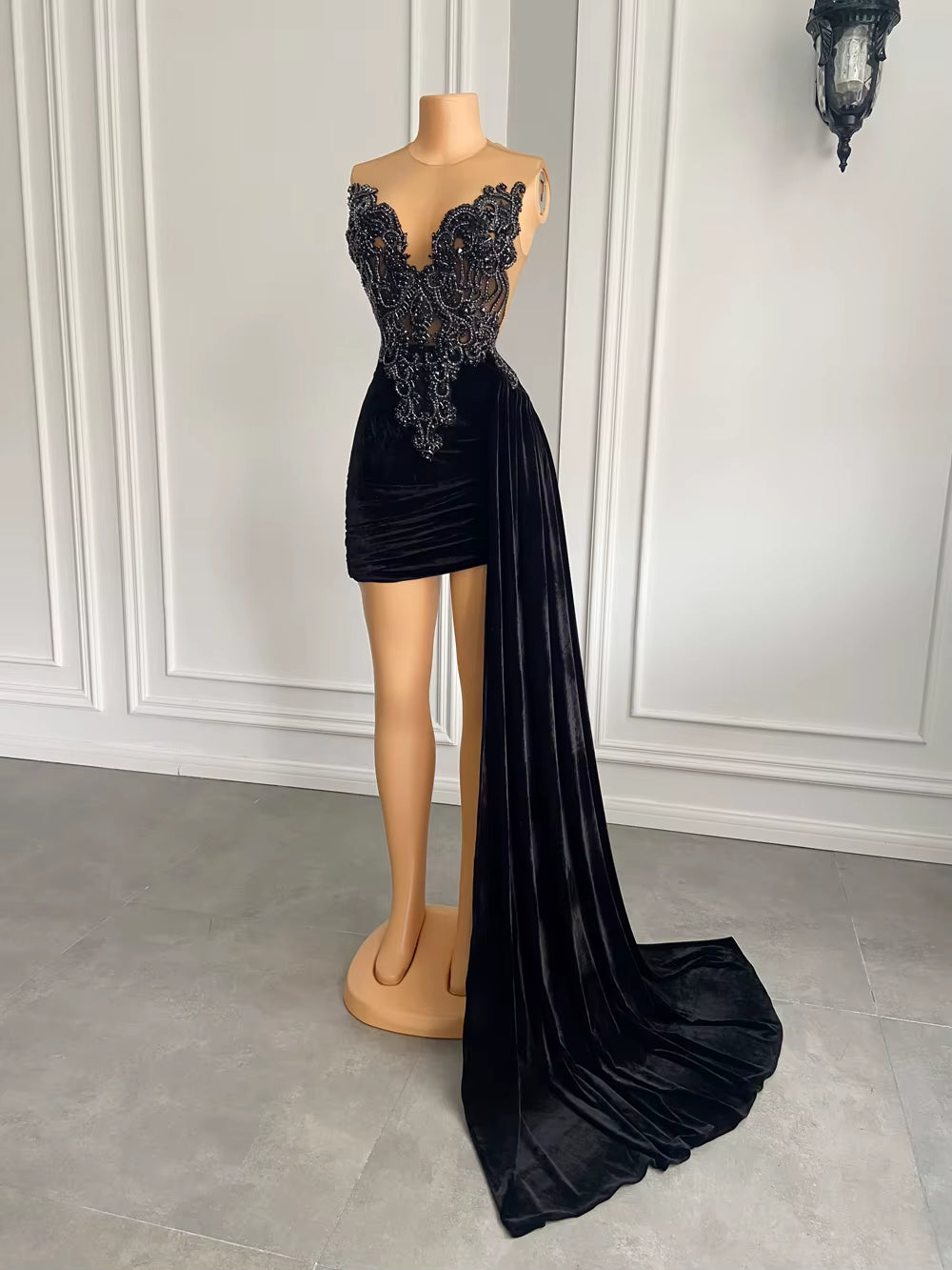 New Arrival Beaded Embroidery Women Homecoming Gowns Black Velvet Short Prom Dresses 2025 with Side Train
