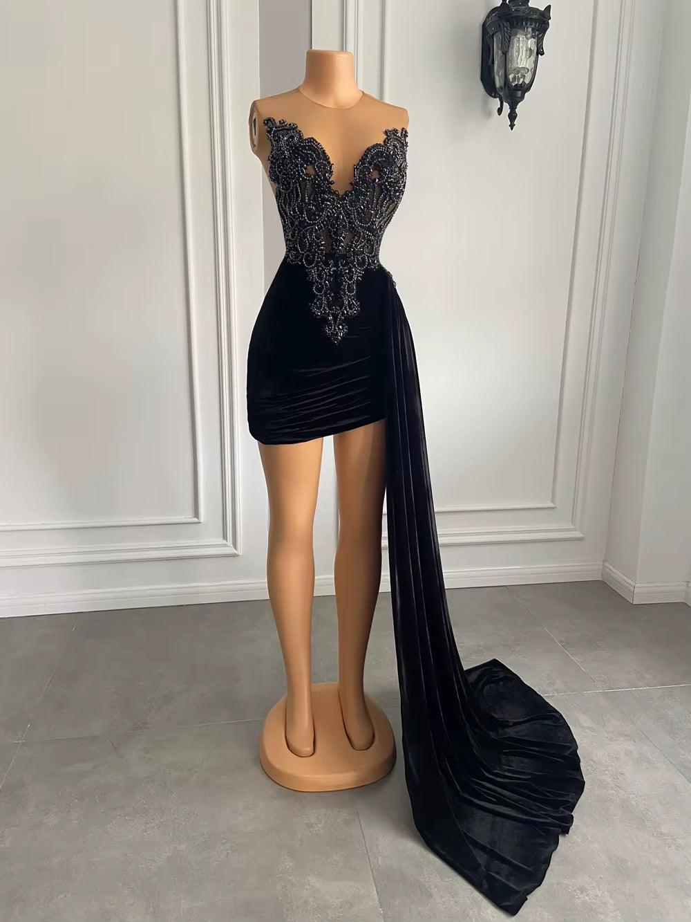 New Arrival Beaded Embroidery Women Homecoming Gowns Black Velvet Short Prom Dresses 2025 with Side Train